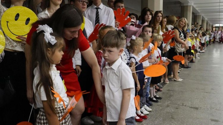 En Kharkiv, por miedo a los bombardeos, los alumnos asisten a escuelas que disponen de refugios o instaladas  en las líneas del metro.