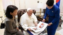 संत  पापा मंगोलिया में करूणा के कार्यकर्ताओं संग