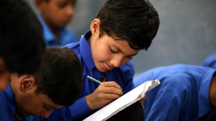 Dziecko uczące się w szkole w Pakistanie