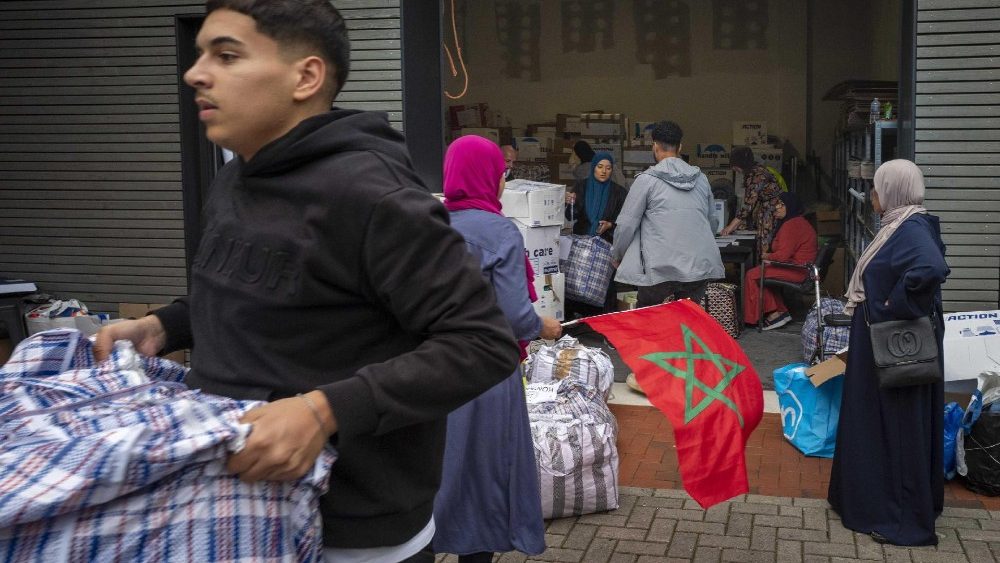 Pessoas separam e embalam suprimentos de socorro para serem carregados em um caminhão após uma campanha espontânea de arrecadação de fundos dos vizinhos e coleta de suprimentos de ajuda para as vítimas do terremoto no Marrocos, em Enschede, Holanda, no final de 13 de setembro de 2023. EPA/VINCENT JANNINK
