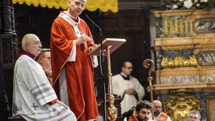 Foto de arquivo: arcebispo de Nápoles, sul da Itália, cardeal Domenico Bataglia