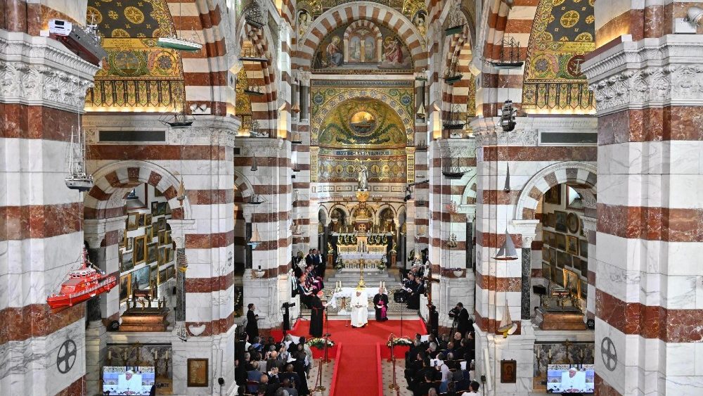 Eftermiddagen den 22 september mötte påven Franciskus Marseilles stifts präster, diakoner, seminarister och gudsvigda i stadens katedral Notre-Dame-de-la-Garde för att tillsammans med dem be till Vår Fru