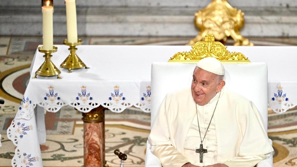 Eftermiddagen den 22 september mötte påven Franciskus Marseilles stifts präster, diakoner, seminarister och gudsvigda i stadens katedral Notre-Dame-de-la-Garde för att tillsammans med dem be till Vår Fru