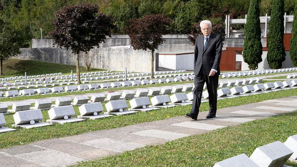 O presidente Sergio Mattarella presta homenagem às vítimas