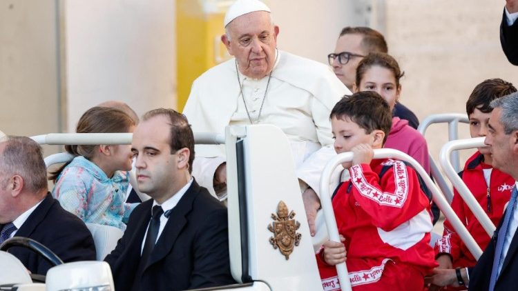 Franziskus mit Kindern im Papamobil