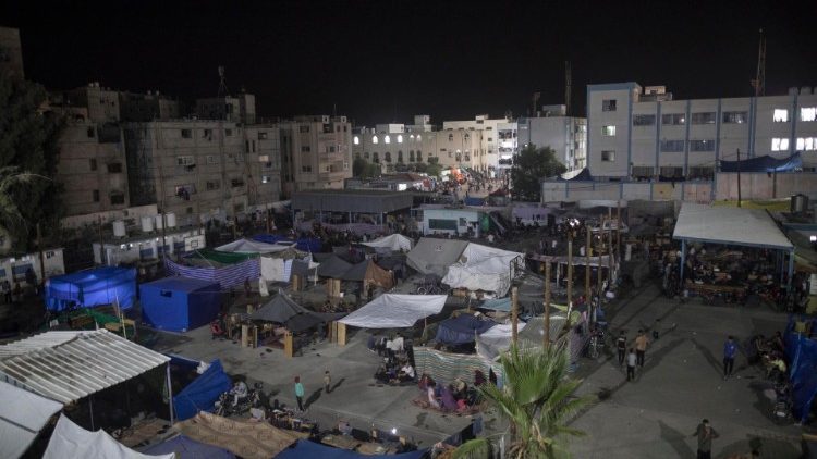 പാലസ്തീൻ അഭയാർത്ഥികൾ ഒരു സ്‌കൂൾ പരിസരത്ത് ക്യാമ്പടിച്ചിരിക്കുന്നു