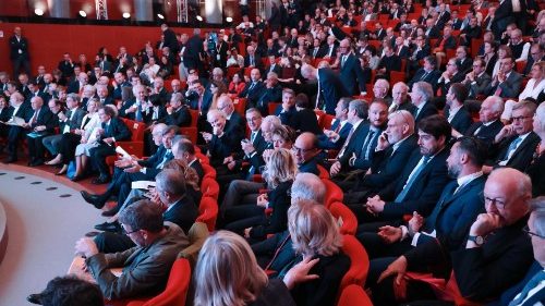 Папа назвал доверие основой финансовых отношений