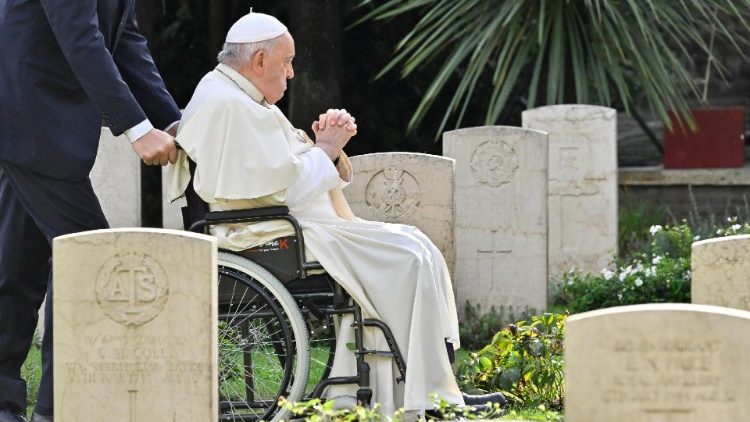 Zwischen den Gräbern auf dem Soldatenfriedhof