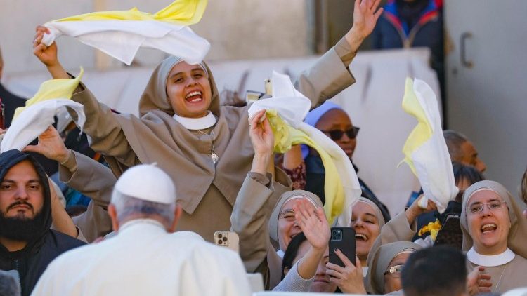 O Papa Francisco e um grupo de religiosas que saúda o Santo Padre (Ansa)