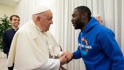 Papst Franziskus mit einem Migranten aus Kamerun, bei einer Audienz für eine Delegation von „Mediterranea Saving Humans", Migranten und Mitarbeiter der NGO (Archivbild, 17.11.2023)