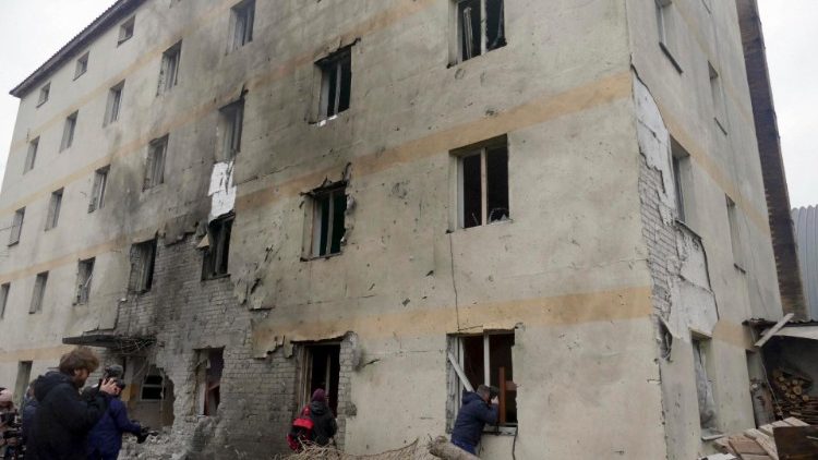 Prédio danificado após um ataque noturno russo com drones em Odessa, em 14 de dezembro de 2023. EPA/IGOR TKACHENKO