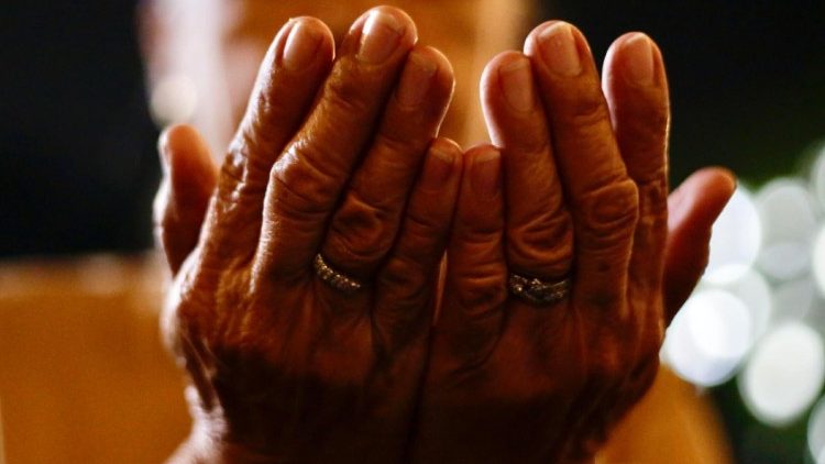 Fiel católica reza na igreja em Las Pinas city, Metro Manila. (Epa/Francisc R. Malasig)