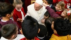 Papa Francesco con alcuni bambini del Dispensario di Santa Marta