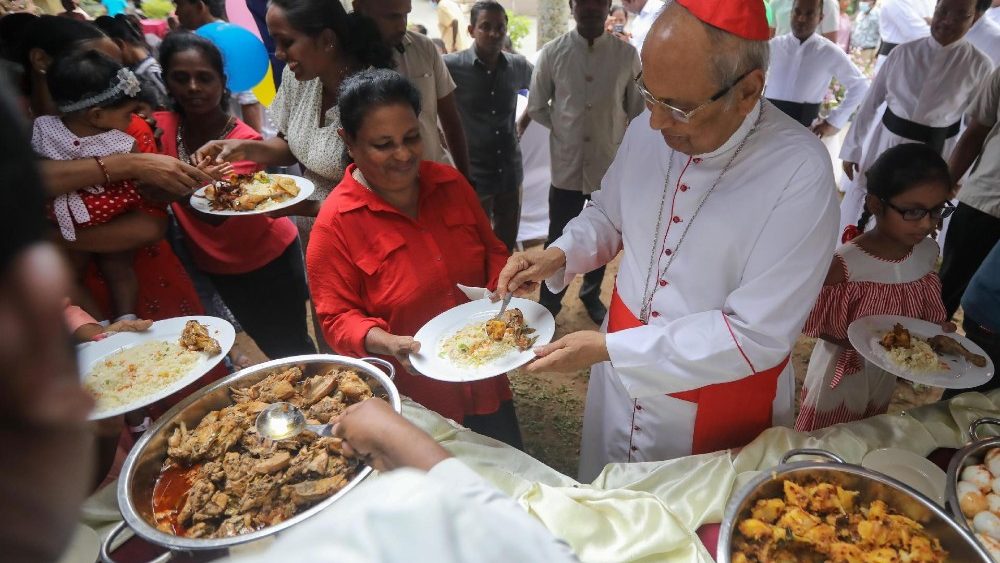 O arcebispo de Colombo, cardeal Malcolm Ranjith, serve almoço de Natal gratuito para pessoas com dificuldades financeiras na Igreja de Todos os Santos em Colombo, Sri Lanka, 25 de dezembro de 2023. O Cardeal Malcolm Ranjith exortou a comunidade católica a organizar programas de almoço de Natal gratuito para pessoas em precisamos tornar o Natal mais significativo. Existem aproximadamente 1,4 milhões de católicos no Sri Lanka, representando cerca de 7,1 por cento da população total. EPA/CHAMILA KARUNARATHNE