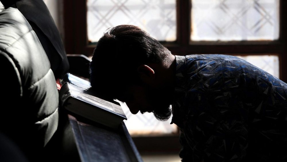 Um membro da comunidade minoritária cristã participa da Missa de Natal na Igreja Catedral de São João em Peshawar, Paquistão, em 25 de dezembro de 2023. EPA/BILAWAL ARBAB