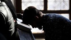 Cristão em oração na Igreja Catedral de São João, em Peshawar, paquistão