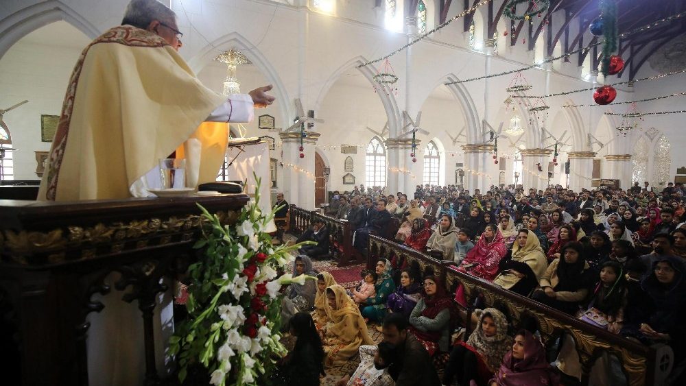 Bispo Humphrey Sarfaraz Peters, preside a Missa de Natal na Igreja Catedral de São João em Peshawar, Paquistão, 25 de dezembro de 2023.  EPA/BILAWAL ARBAB