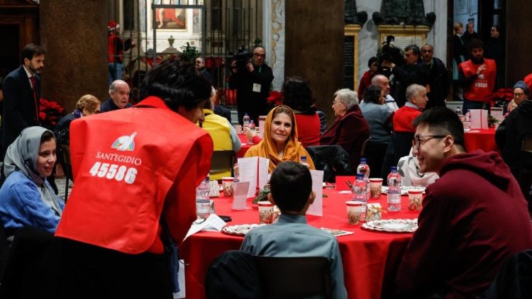 Almoço de Natal para pobres, sem-teto, refugiados. (Foto: Giuseppe Lami/Reuters)