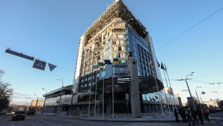 Наступствы расійскага ракетнага ўдара на грамадзянскім аб'екце ў Харкаве