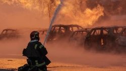 Intervento dei vigili del fuoco ucraini dopo un attacco russo