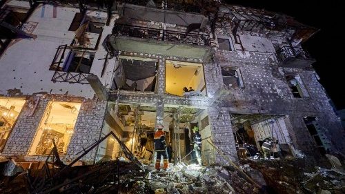 Ucraina, bombe russe su Kharkiv. Zelensky: non lasciateci soli