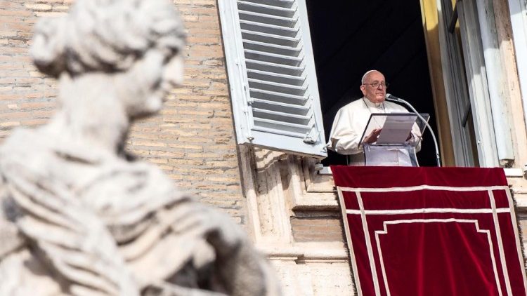Papst Franziskus beim Angelus-Gebet