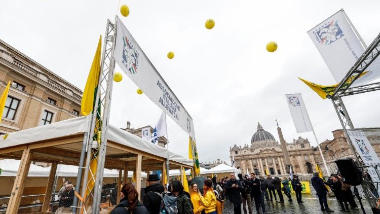 L'area allestita dalla Coldiretti davanti alla Basilica vaticana per la benedizione degli animali