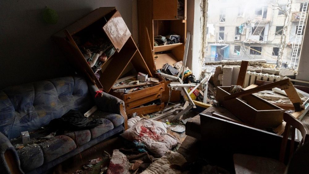 Um apartamento danificado num edifício residencial após um ataque com foguetes em Kharkiv, nordeste da Ucrânia, em 23 de janeiro de 2024, durante a invasão russa. EPA/YAKIV LIASHENKO