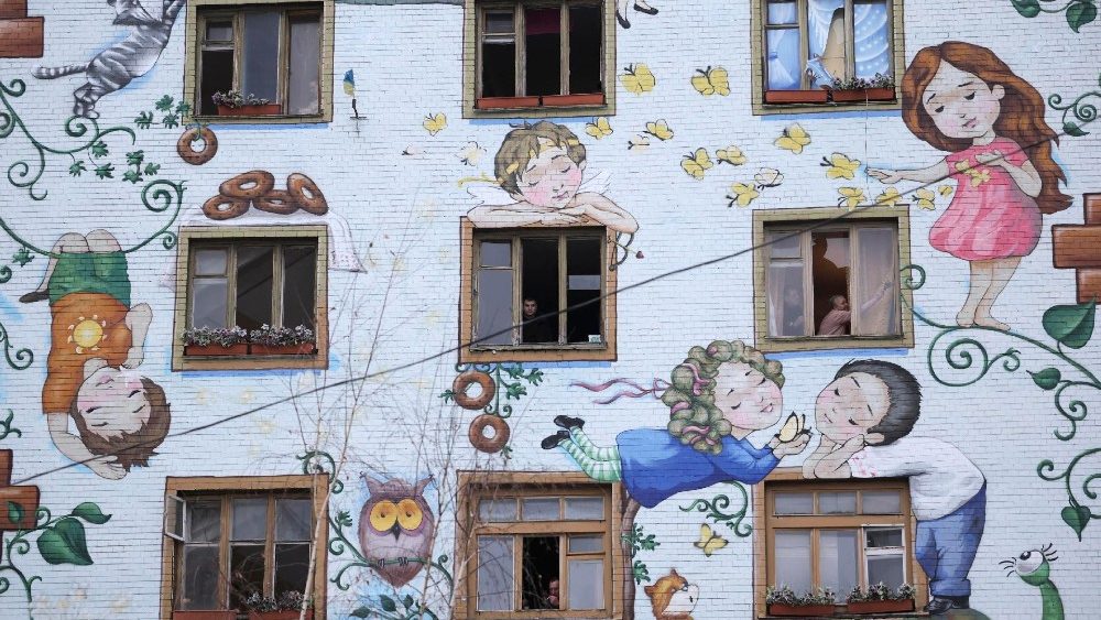 Um homem remove cacos de vidro de uma janela quebrada de um edifício residencial danificado após um ataque noturno com mísseis russos contra a capital ucraniana, em Kiev, em 23 de janeiro de 2024. Há mortos e dezenas de feridos após ataques na capital ucraniana, Kiev, e em Kharkiv, segunda maior cidade, disseram autoridades em 23 de janeiro de 2024. (Foto de Genya SAVILOV / AFP)