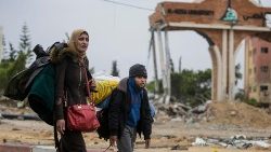 Palestinos se deslocam para o campo de Rafah, perto da fronteira egípcia, sul da Faixa de Gaza, 27 de janeiro de 2024. EPA/MOHAMMED SABER