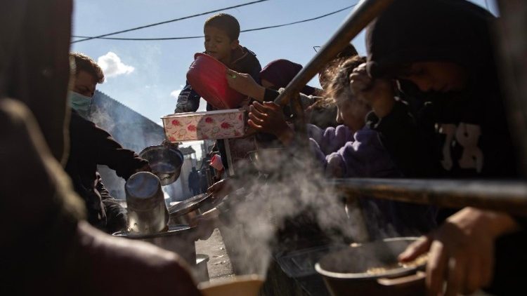 Palestinesi lungo le strade di Rafah