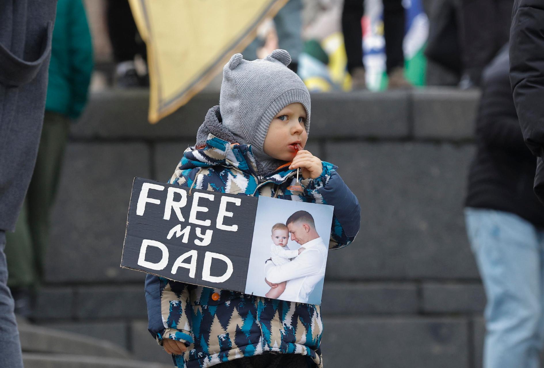 Manifestação em Kiev pede o regresso dos prisioneiros de guerra ucranianos. (Photo EPA/Sergey Dolzhenko)