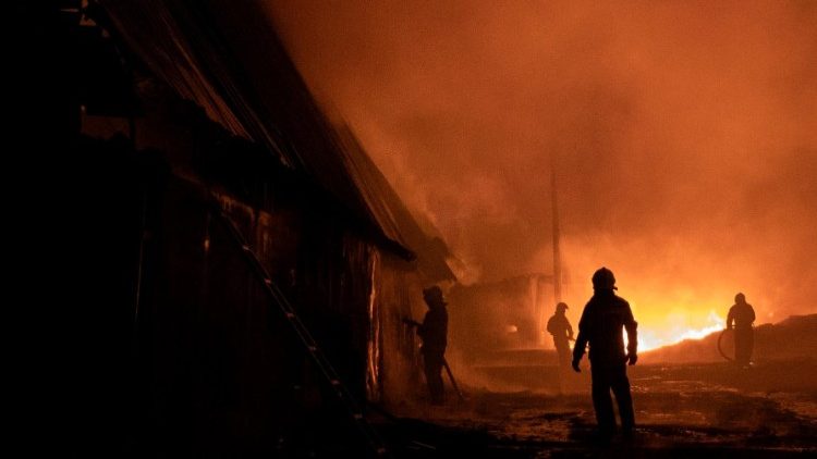  Serviços de resgate trabalham no local de um ataque de drone na cidade de Kharkiv, no leste da Ucrânia, Ucrânia, em 10 de fevereiro de 2024. Ataques de drones russos atingiram Kharkiv na noite de 9 de fevereiro, matando pelo menos sete pessoas, incluindo cinco crianças, e três feridos, Serviço de Emergência do Estado disse. EPA/YAKIV LIASHENKO]