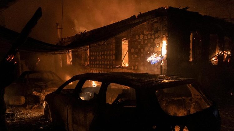 Serviços de resgate trabalham no local de um ataque de drone na cidade de Kharkiv, no leste da Ucrânia, Ucrânia, em 10 de fevereiro de 2024. Ataques de drones russos atingiram Kharkiv na noite de 9 de fevereiro, matando pelo menos sete pessoas, incluindo cinco crianças, e três feridos, Serviço de Emergência do Estado disse. EPA/YAKIV LIASHENKO