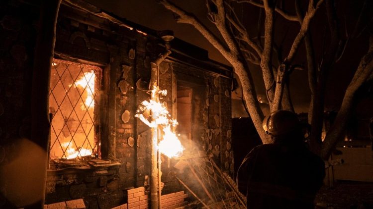 Serviços de resgate trabalham no local de um ataque de drone na cidade de Kharkiv, no leste da Ucrânia, Ucrânia, em 10 de fevereiro de 2024. Ataques de drones russos atingiram Kharkiv na noite de 9 de fevereiro, matando pelo menos sete pessoas, incluindo cinco crianças, e três feridos, Serviço de Emergência do Estado disse. EPA/YAKIV LIASHENKO