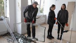 Wolontariusze usuwają szkody po rosyjskim nalocie