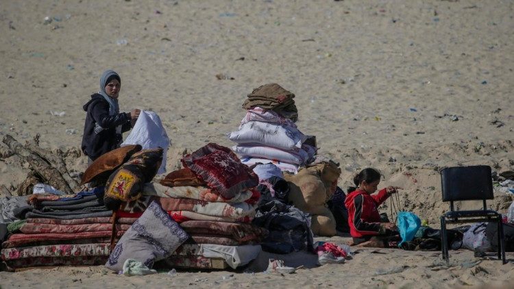 Uma família palestina deslocada internamente que fugiu do norte da Faixa de Gaza, acampa no oeste de Khan Younis, sul da Faixa de Gaza, em 21 de fevereiro de 2024. EPA/MOHAMMED SABER