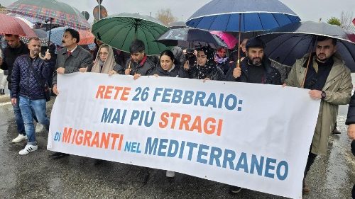Naufragio a Cutro, un anno dopo. I familiari delle vittime in corteo: “Giustizia e verità”