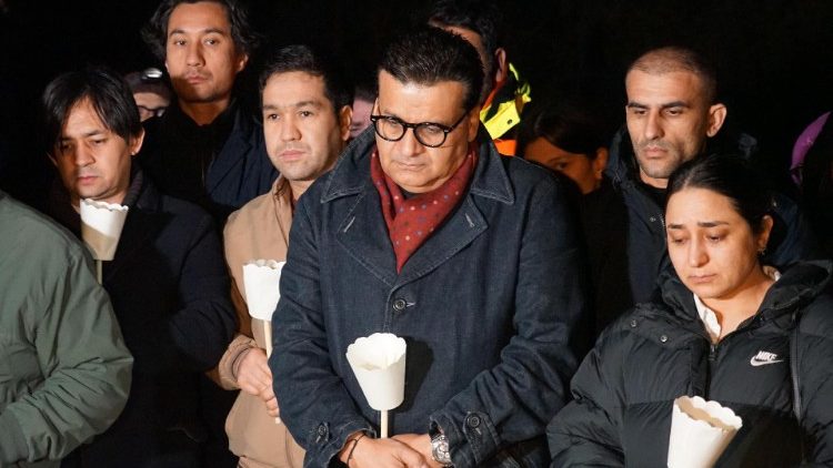 Trauernde bei der Gedenkveranstaltung, in der MItte der afghanische Botschafter in Italien, Khaled Ahmad Zekriya