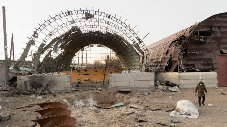 Moradores veem um hangar danificado usado para armazenar grãos após um ataque noturno com foguetes em Pisochyn, perto de Kharkiv, nordeste da Ucrânia, em 26 de fevereiro de 2024. em meio à invasão russa. EPA/YAKIV LIASHENKO