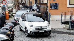 Аўтамабіль Францішка ля бальніцы на Тыбрскім востраве