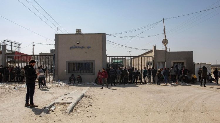 Palestyńczycy oczekujący na pomoc humanitarną