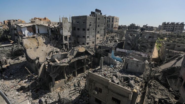 Destruição após um ataque aéreo israelense ao campo de refugiados de Al Nusairat, em Gaza (Ansa)