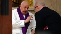 पापस्वीकार पीठिका पर संत पापा फ्राँसिस 