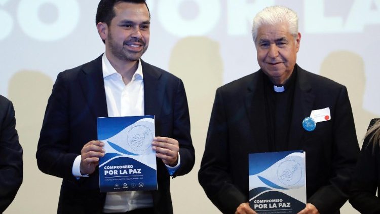 Monseñor Rogelio Cabrera, junto al candidato del Movimineto Ciudadano, Jorge Álvarez Máynez