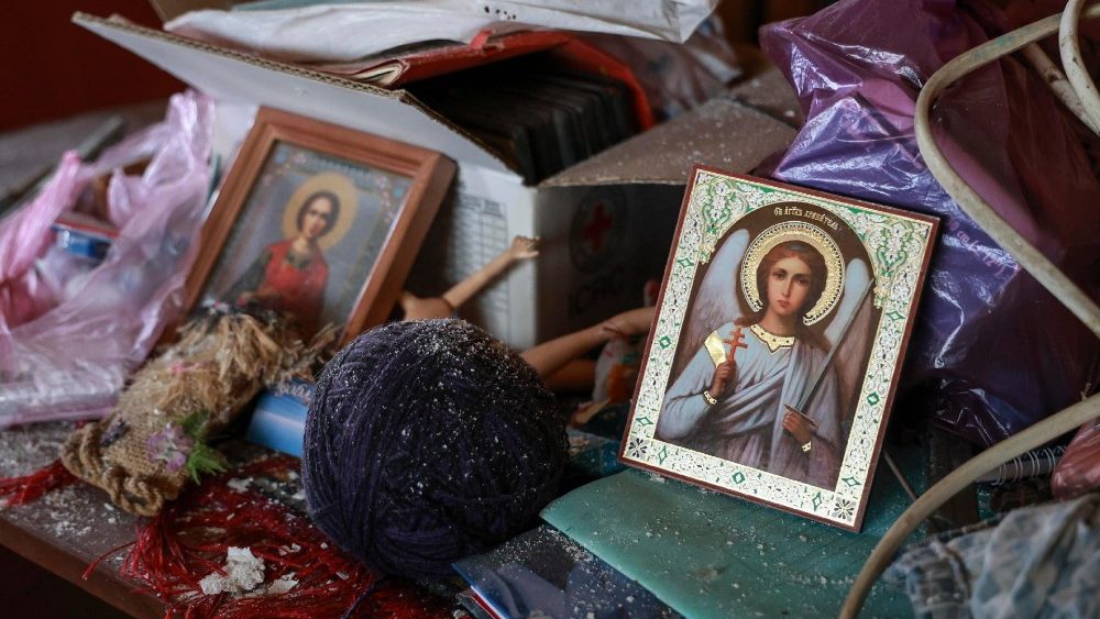 Ícones ortodoxos em apartamento atingido por ataques em Spartak, próximo a Donetsk. (EPA/Alessandro Guerra)