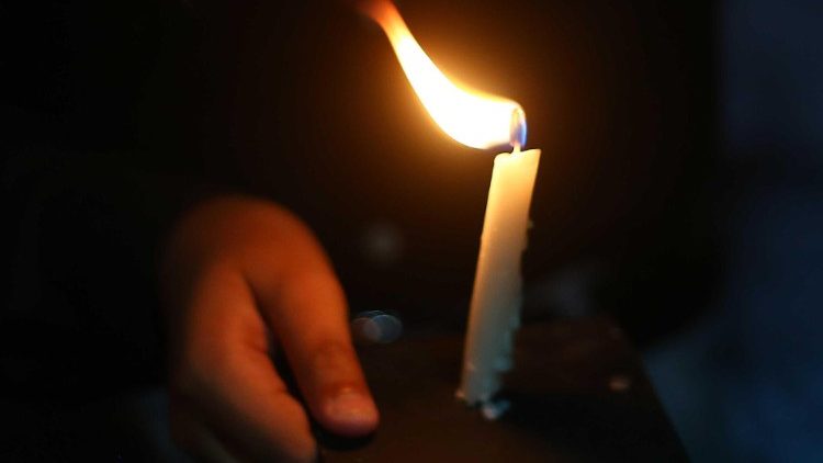 இருளை பழிப்பதை விடுத்து ஒளியை பரப்புவோம்