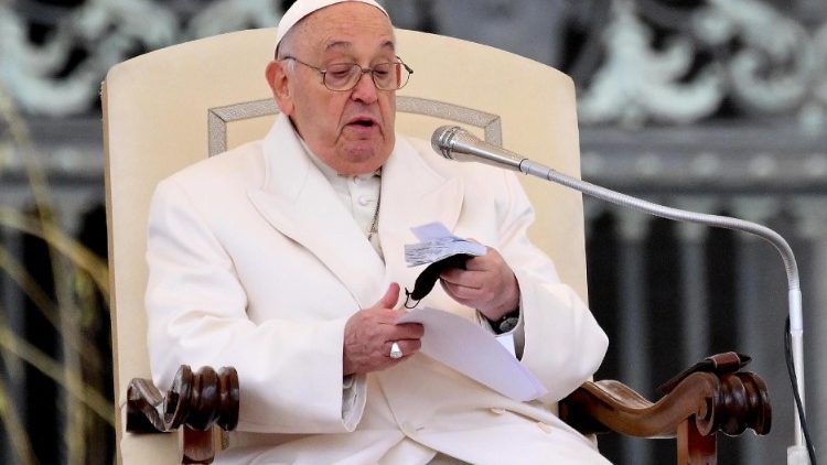 Papież trzyma w rękach różaniec i Ewangelię ukraińskiego żołnierza 