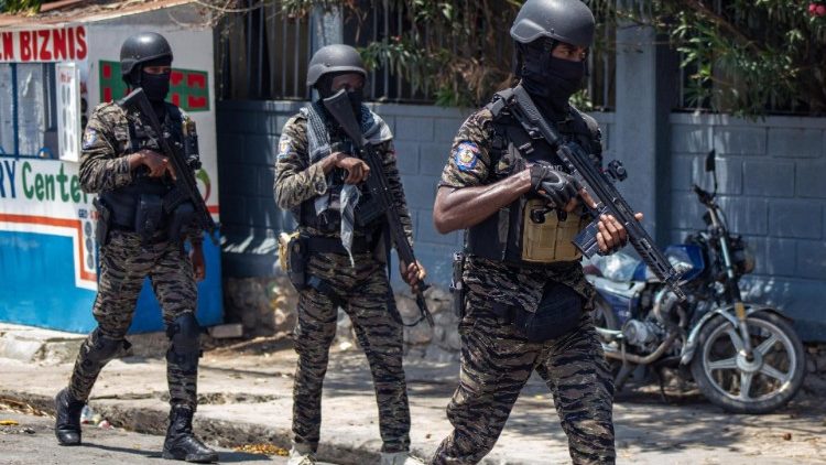 Les forces armées affrontent les gangs dans la capitale haïtienne. 