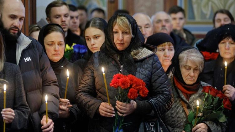 Parentes e amigos do falecido militar ucraniano comparecem ao seu funeral na Catedral de St. Mykhailivsky em Kiev, Ucr&acirc;nia, 19 de abril de 2024. EPA/SERGEY DOLZHENKO